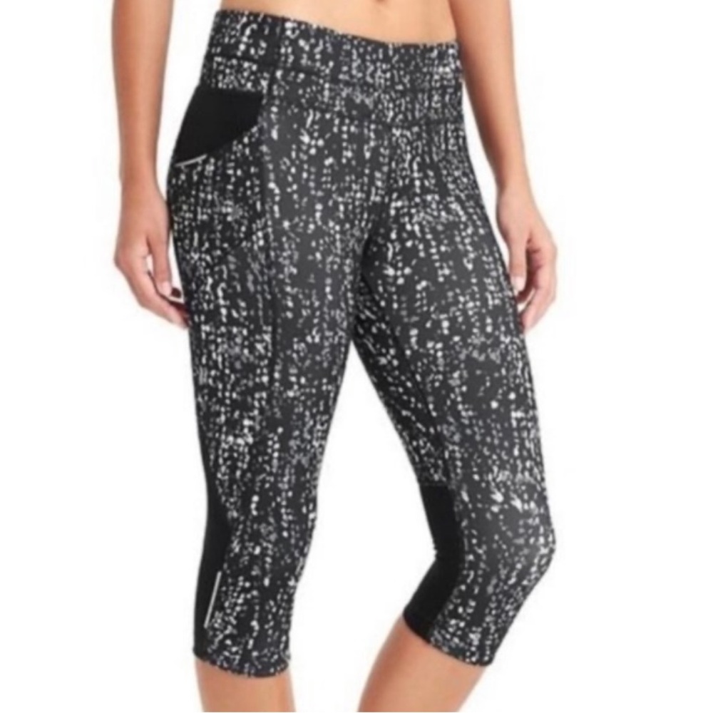Athleta Pebble Be Free Knicker Crop Capri Leggings Black White Print Size Medium